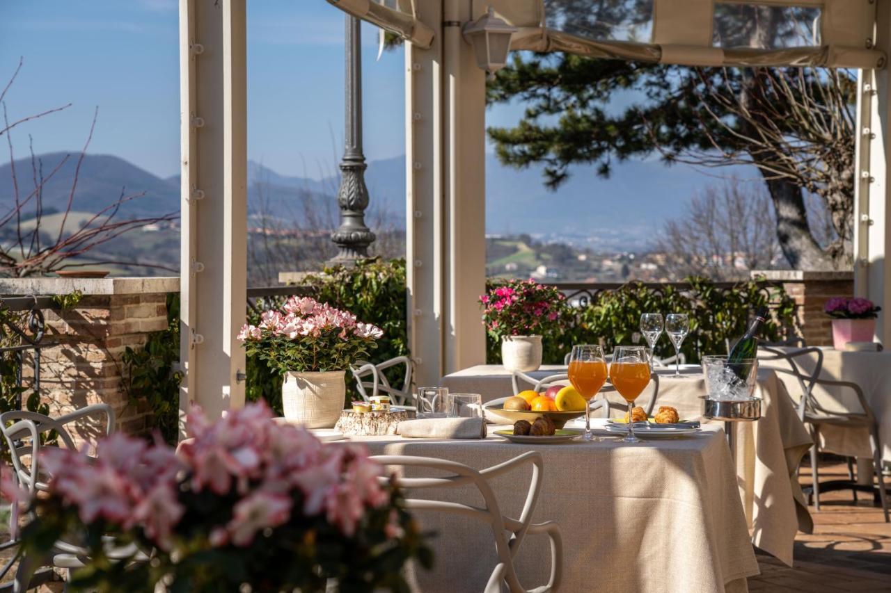 Marchese Del Grillo Hotel Фабриано Екстериор снимка