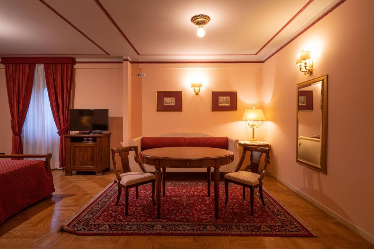 Marchese Del Grillo Hotel Фабриано Екстериор снимка