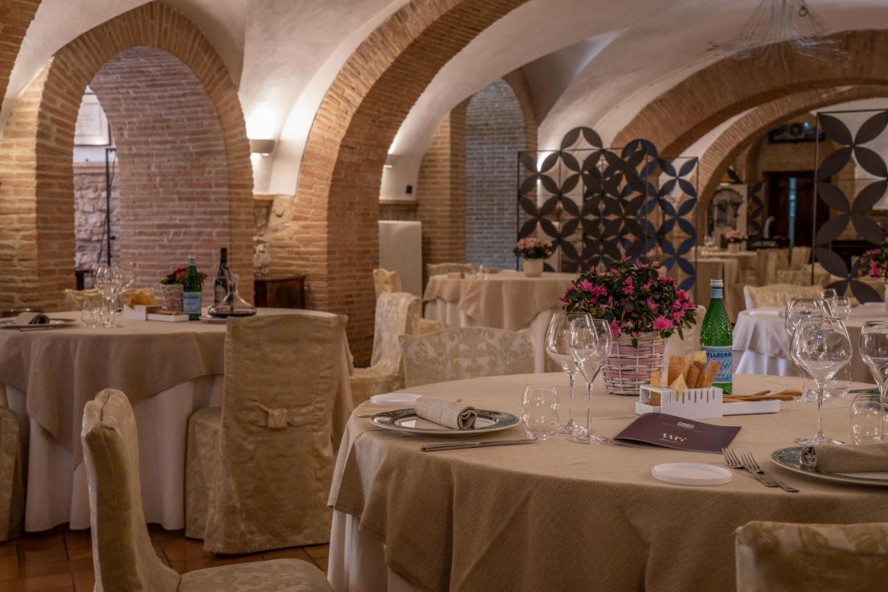 Marchese Del Grillo Hotel Фабриано Екстериор снимка