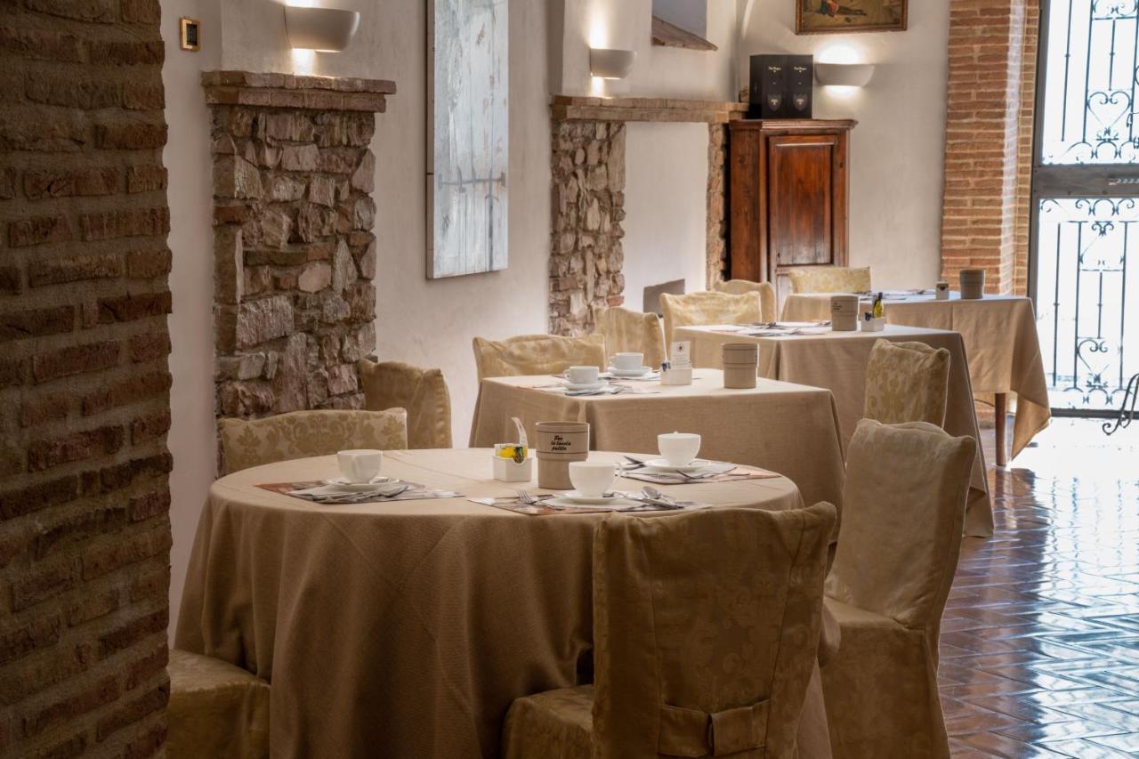 Marchese Del Grillo Hotel Фабриано Екстериор снимка