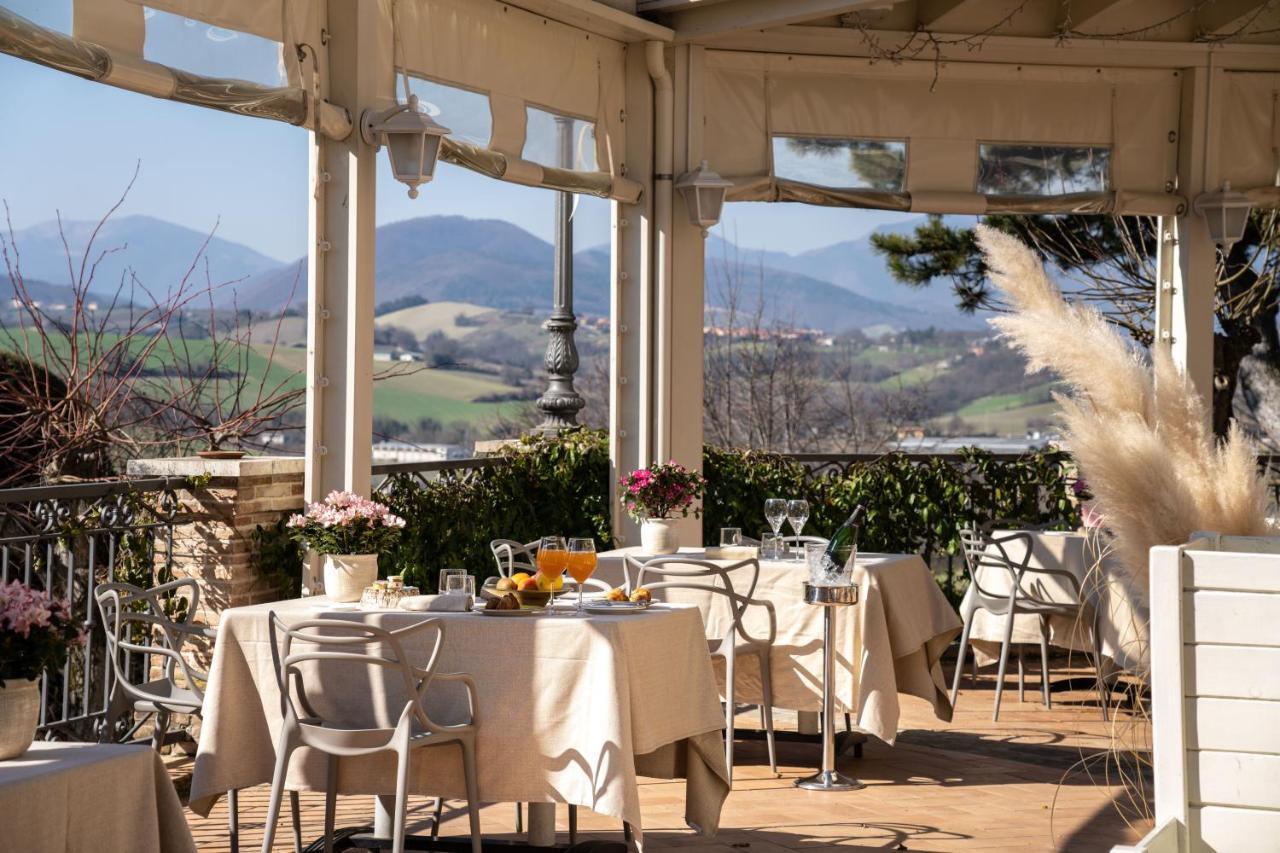 Marchese Del Grillo Hotel Фабриано Екстериор снимка