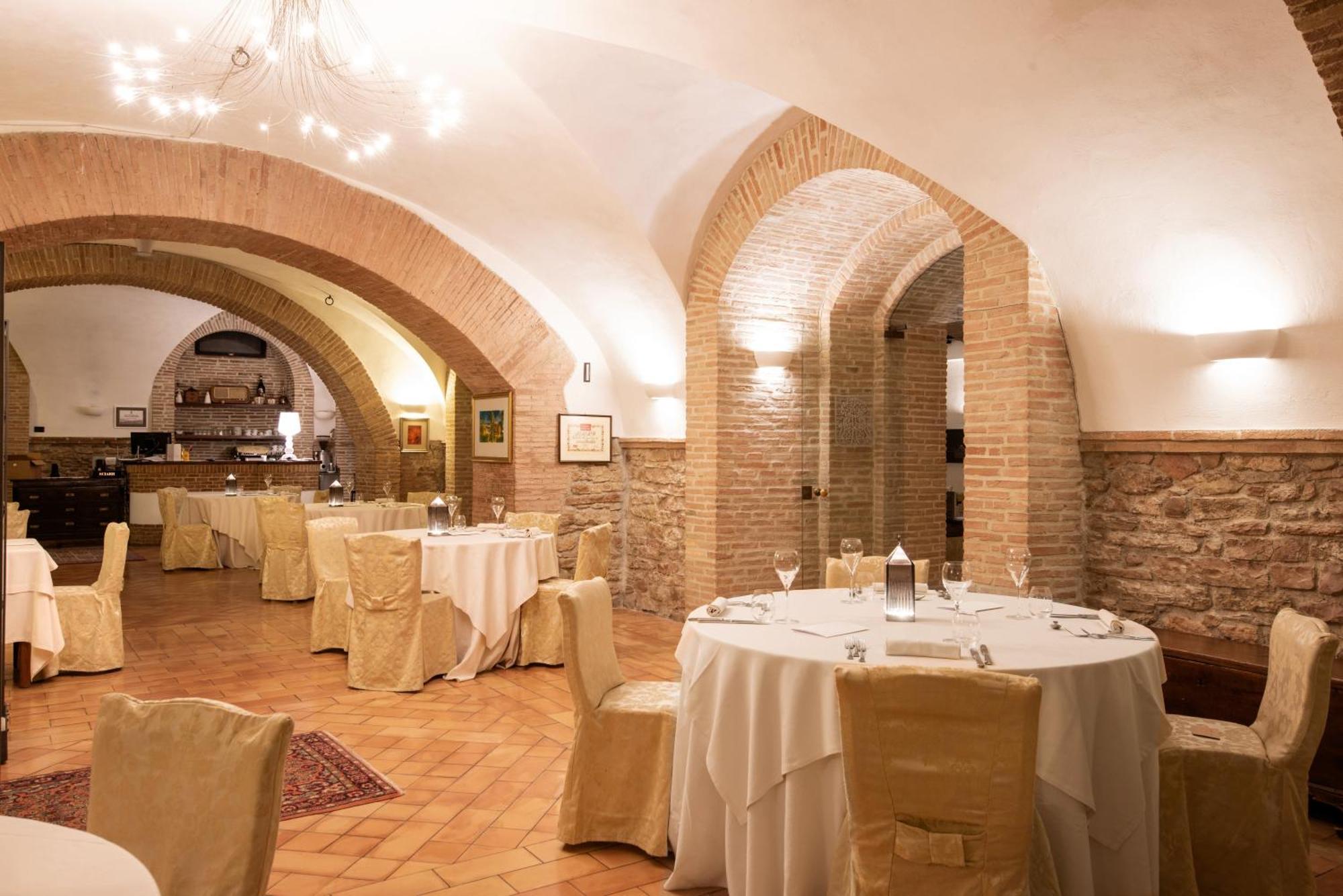 Marchese Del Grillo Hotel Фабриано Екстериор снимка