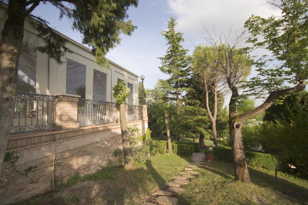 Marchese Del Grillo Hotel Фабриано Екстериор снимка