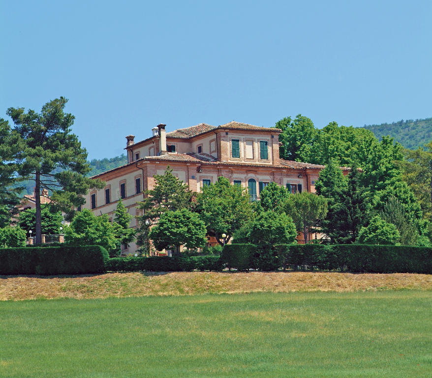 Marchese Del Grillo Hotel Фабриано Екстериор снимка