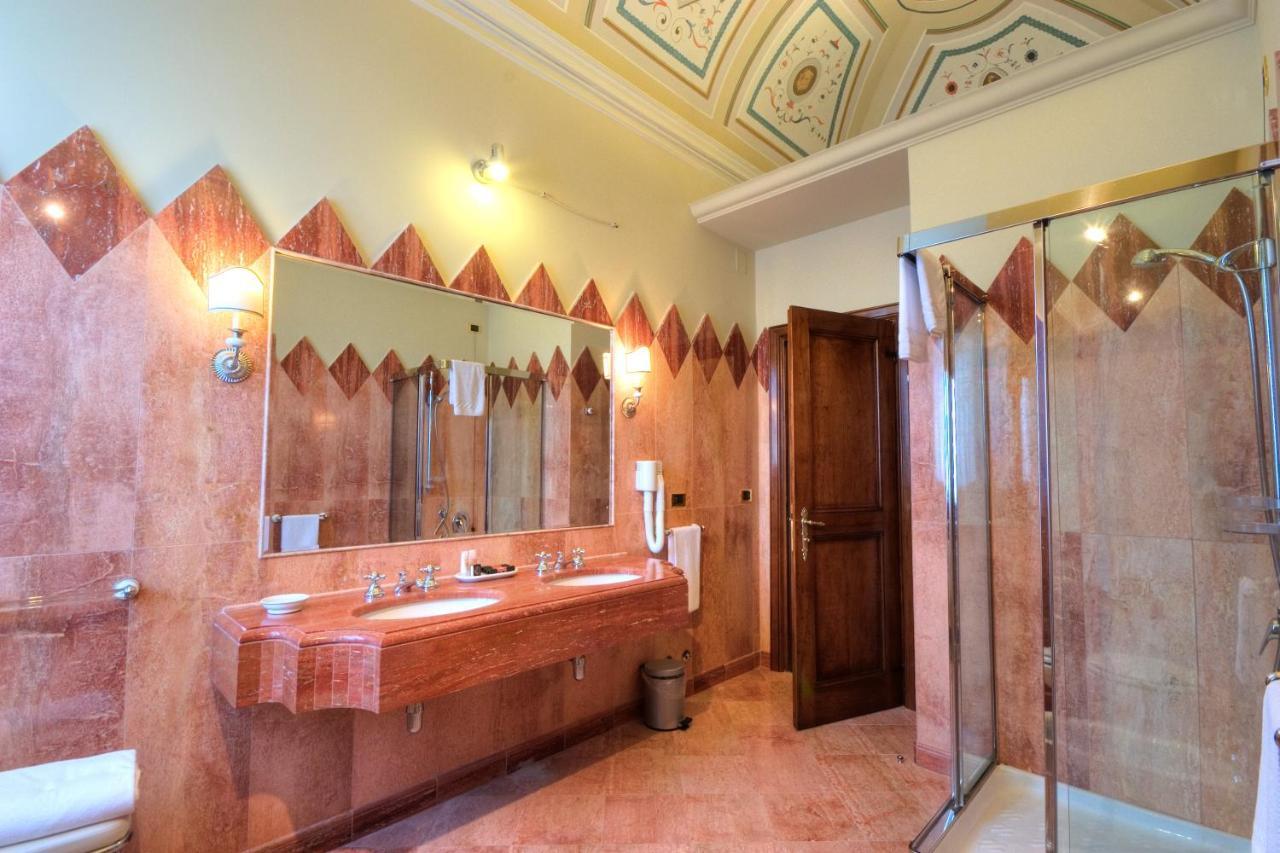 Marchese Del Grillo Hotel Фабриано Екстериор снимка